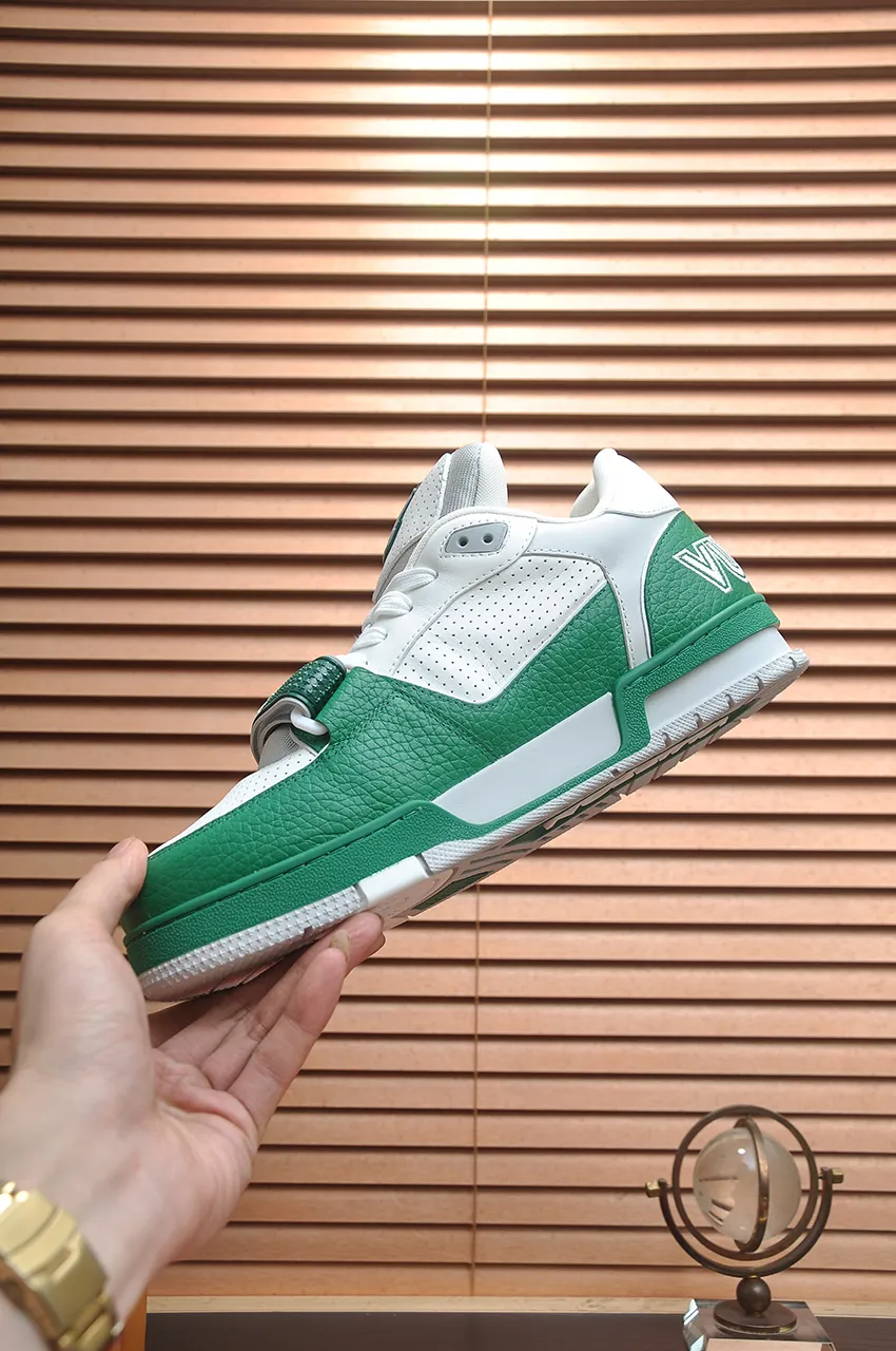 Men's shoes 💰660💶Original development, quality shipping, welcome to compare - LV sneaker series LV Trainer Maxi sneakers introduce the loose silhouette of the ready-to-wear series into the LV Trainer sneaker design written by Virgil Abloh, making an eye-catching appearance in the spring and summer men's wear shows. The cow leather upper is combined with rough fabric laces, and colorful beading highlights the brand's classic elements. LV letters mark the tongue and Monogram floral outsole. Mixed materials Made of first-layer cowhide, wrapped in imported custom-printed denim, thick shoelace design, large Monogram print on the side, "lv 54" badges on the tongue and heel, rubber outsole decorated with Monogram flowers, mesh lining and cotton feet, the comfort is as extreme as ever, premium heritage, quality first, worth owning! Size: Women's 35-39 (customized at 40, non-refundable) Men's 39-45 (customized at 38.46, non-refundable) ♡Full set of packaging with original gift box